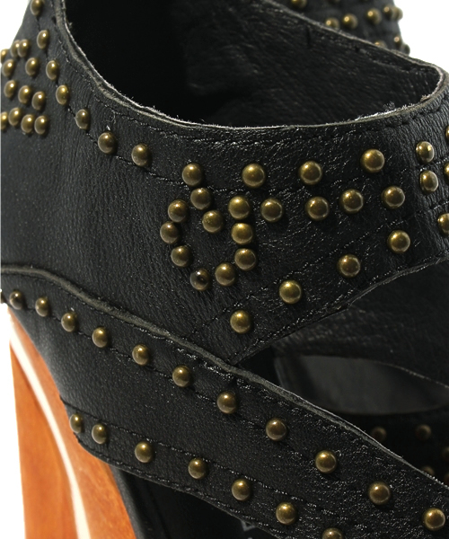 ROSE BUD（ローズバッド）の「(JEFFREY CAMPBELL)CURIOUS STUDDED OPEN TOE HI WEDGE SANDAL（サンダル・レディース・ブラック/タン・35/36/37/38）」の4枚目の写真