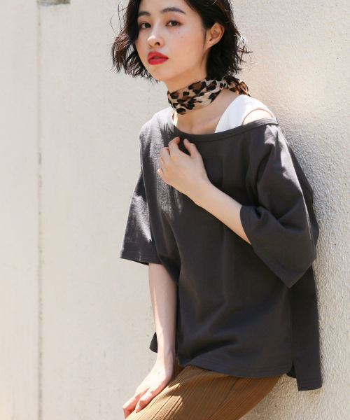 LOWRYS FARM（ローリーズファーム）の「ワンショルＴＥＥ　832504（Tシャツ/カットソー・レディース・オフホワイト/ホワイト×ブラック/チャコールグレー/パープル・FREE）」の4枚目の写真