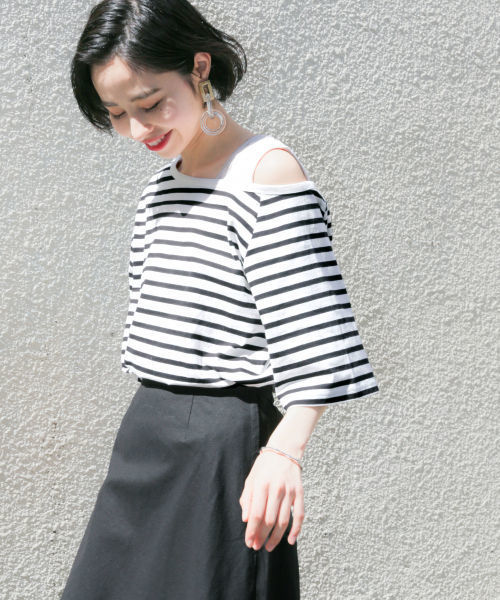 LOWRYS FARM（ローリーズファーム）の「ワンショルＴＥＥ　832504（Tシャツ/カットソー・レディース・オフホワイト/ホワイト×ブラック/チャコールグレー/パープル・FREE）」の19枚目の写真