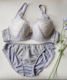 izumi BODY LABO(�C�Y�~�{�f�B���{)�̃����L���ONo.1�f�ځI���yB�`F�J�b�v�^�㉺�Z�b�g�@�������u�ԁA�ۂ݂̂���L���C�ȃo�X�g�ցz�ۋ����[�V�B�u��&�V���[�c�Z�b�g(�u��&�V���[�c)