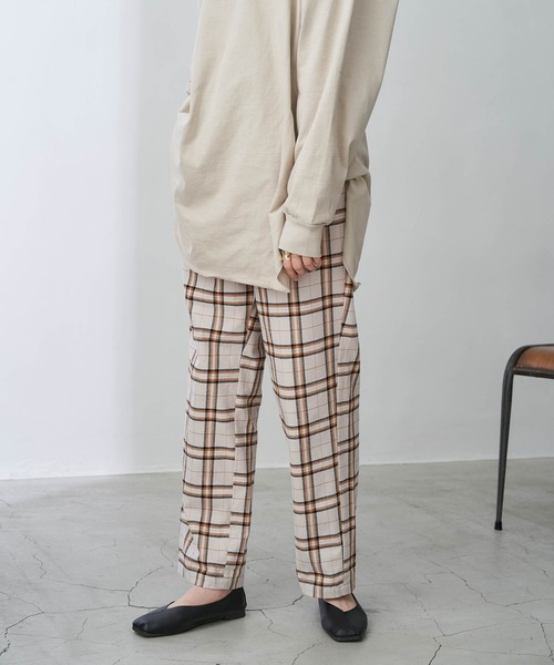 Chaco closet（チャコ クローゼット）の「美テーパードスリムタックシェフパンツ[ツイル デニム チェック レオパード ヒッコリー コーデュロイ スラックス ベイカー]（スラックス・レディース・レオパード/オリーブ/オフホワイト/ブラック/ベージュ/ブラック系その他/ストライプ/ベージュ系その他/ワンウォッシュ/ブラウン系その他/モカ/ホワイト系その他/グリーン系その他2/ブラウン系その他2/ブラウン系その他3/グリーン系その他/キャメル/ライトグレー/チャコールグレー/アイボリー・M/S/L）」の13枚目の写真