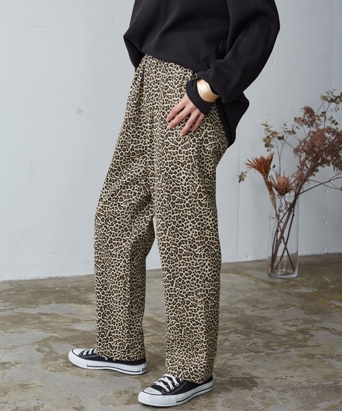 Chaco closet（チャコ クローゼット）の「美テーパードスリムタックシェフパンツ[ツイル デニム チェック レオパード ヒッコリー コーデュロイ スラックス ベイカー]（スラックス・レディース・レオパード/オリーブ/オフホワイト/ブラック/ベージュ/ブラック系その他/ストライプ/ベージュ系その他/ワンウォッシュ/ブラウン系その他/モカ/ホワイト系その他/グリーン系その他2/ブラウン系その他2/ブラウン系その他3/グリーン系その他/キャメル/ライトグレー/チャコールグレー/アイボリー・M/S/L）」の19枚目の写真