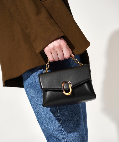 CHARLES & KEITH(チャールズ & キース)の「チャンキーチェーン ストラップトラペーズバッグ / Chunky Chain Strap Trapeze Bag(ショルダーバッグ・レディース・ブラック/クリーム/マルチ/ピンク系その他/グリーン・S)」の6枚目の写真