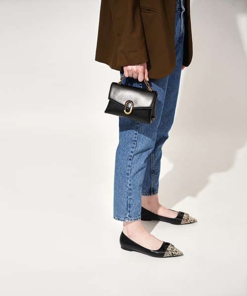 CHARLES & KEITH(チャールズ & キース)の「チャンキーチェーン ストラップトラペーズバッグ / Chunky Chain Strap Trapeze Bag(ショルダーバッグ・レディース・ブラック/クリーム/マルチ/ピンク系その他/グリーン・S)」の8枚目の写真