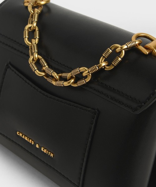 CHARLES & KEITH(チャールズ & キース)の「チャンキーチェーン ストラップトラペーズバッグ / Chunky Chain Strap Trapeze Bag(ショルダーバッグ・レディース・ブラック/クリーム/マルチ/ピンク系その他/グリーン・S)」の9枚目の写真