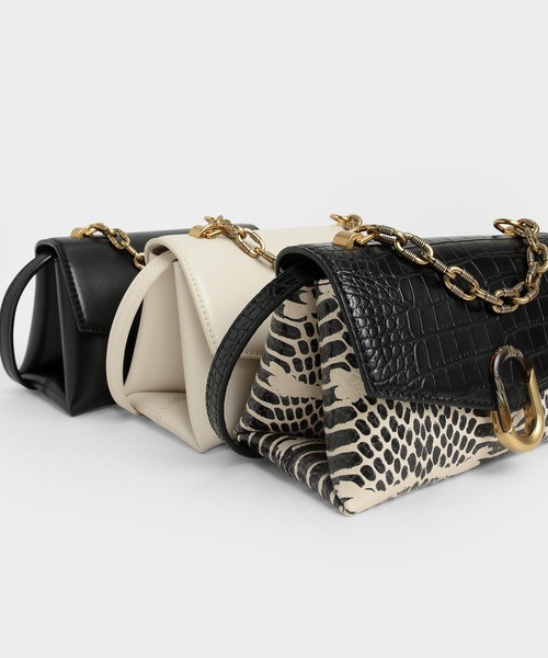 CHARLES & KEITH(チャールズ & キース)の「チャンキーチェーン ストラップトラペーズバッグ / Chunky Chain Strap Trapeze Bag(ショルダーバッグ・レディース・ブラック/クリーム/マルチ/ピンク系その他/グリーン・S)」の11枚目の写真
