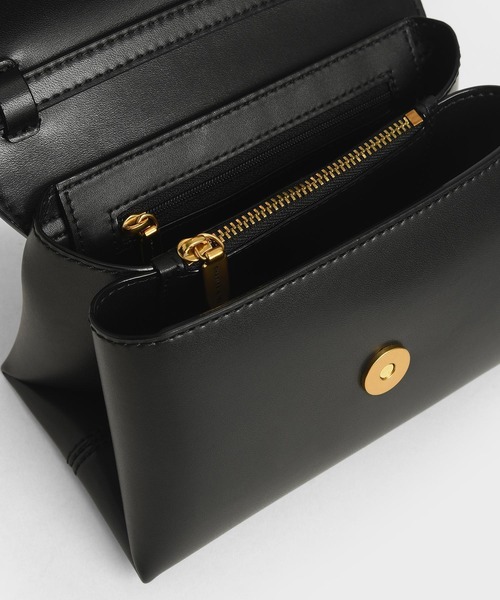 CHARLES & KEITH(チャールズ & キース)の「チャンキーチェーン ストラップトラペーズバッグ / Chunky Chain Strap Trapeze Bag(ショルダーバッグ・レディース・ブラック/クリーム/マルチ/ピンク系その他/グリーン・S)」の12枚目の写真