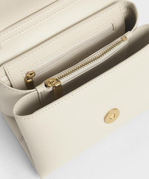 CHARLES & KEITH(チャールズ & キース)の「チャンキーチェーン ストラップトラペーズバッグ / Chunky Chain Strap Trapeze Bag(ショルダーバッグ・レディース・ブラック/クリーム/マルチ/ピンク系その他/グリーン・S)」の17枚目の写真