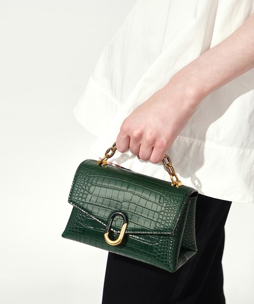 CHARLES & KEITH(チャールズ & キース)の「チャンキーチェーン ストラップトラペーズバッグ / Chunky Chain Strap Trapeze Bag(ショルダーバッグ・レディース・ブラック/クリーム/マルチ/ピンク系その他/グリーン・S)」の20枚目の写真