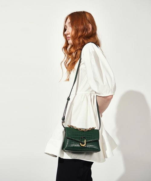 CHARLES & KEITH(チャールズ & キース)の「チャンキーチェーン ストラップトラペーズバッグ / Chunky Chain Strap Trapeze Bag(ショルダーバッグ・レディース・ブラック/クリーム/マルチ/ピンク系その他/グリーン・S)」の22枚目の写真