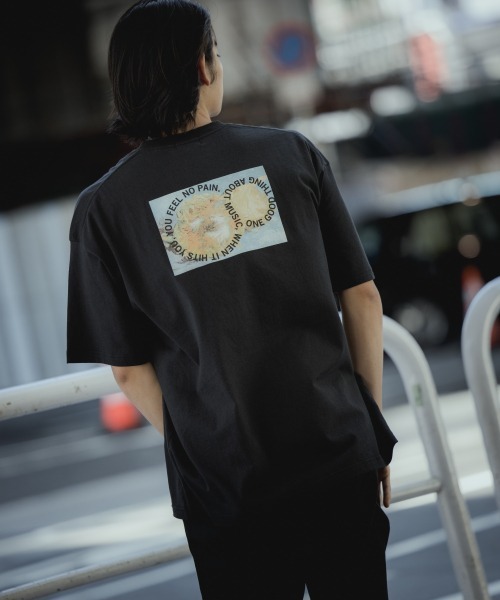 PBLIM(ページボーイリム)の「【PAGEBOYLIM】アート ヒマワリTシャツ(Tシャツ/カットソー・レディース・オフホワイト/ブラック・MEDIUM/X-LARGE)」の2枚目の写真