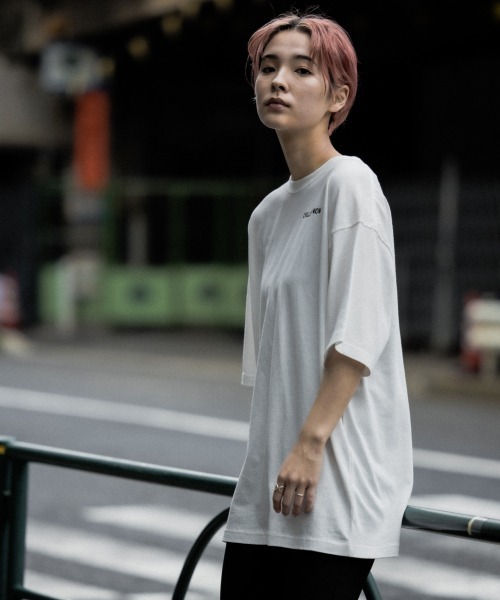 PBLIM(ページボーイリム)の「【PAGEBOYLIM】アート ヒマワリTシャツ(Tシャツ/カットソー・レディース・オフホワイト/ブラック・MEDIUM/X-LARGE)」の3枚目の写真