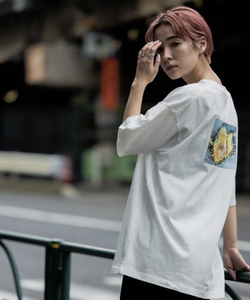 PBLIM(ページボーイリム)の「【PAGEBOYLIM】アート ヒマワリTシャツ(Tシャツ/カットソー・レディース・オフホワイト/ブラック・MEDIUM/X-LARGE)」の5枚目の写真