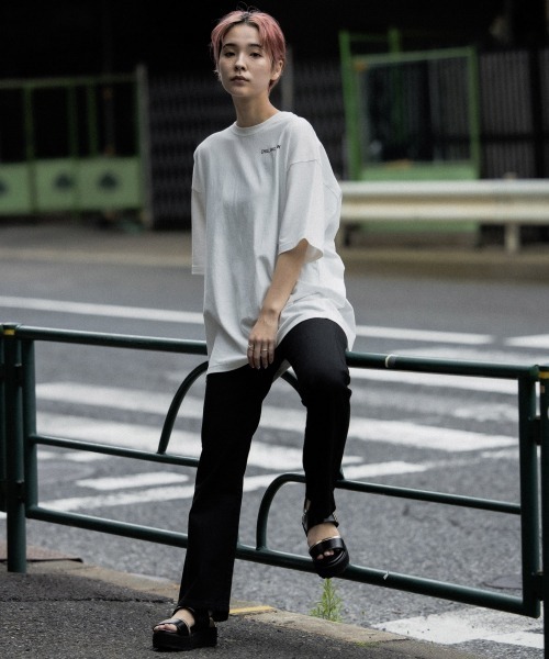 PBLIM(ページボーイリム)の「【PAGEBOYLIM】アート ヒマワリTシャツ(Tシャツ/カットソー・レディース・オフホワイト/ブラック・MEDIUM/X-LARGE)」の6枚目の写真