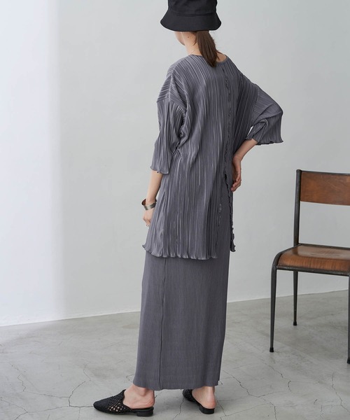Chaco closet(チャコ クローゼット)の「オーバーサイズプリーツメロウプルオーバー(Tシャツ/カットソー・レディース・チャコールグレー/ライトグレー/ブラック/ブルー/ライトグリーン/アイボリー/パープル系その他/グレイッシュベージュ/コーラル・FREE)」の12枚目の写真