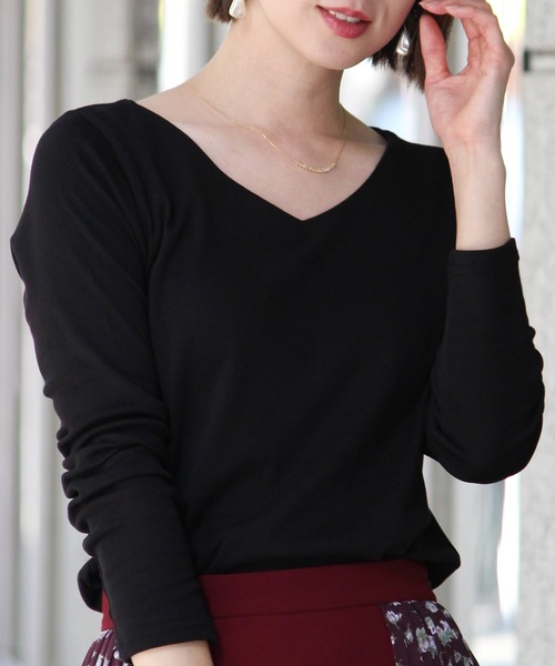 ElegChic(エレグシック)の「コットンVネックシャツ(Tシャツ/カットソー・レディース・チャコールグレー/カーキ/グレイッシュベージュ/ブラック/オフホワイト/ネイビー・M/L)」の3枚目の写真