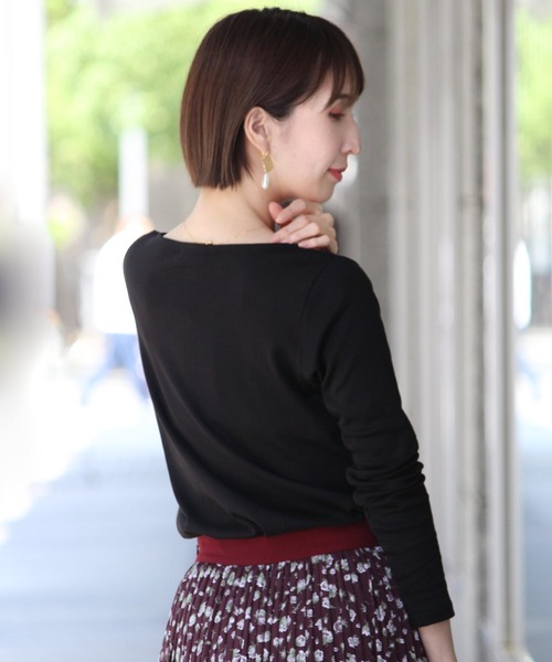 ElegChic(エレグシック)の「コットンVネックシャツ(Tシャツ/カットソー・レディース・チャコールグレー/カーキ/グレイッシュベージュ/ブラック/オフホワイト/ネイビー・M/L)」の13枚目の写真