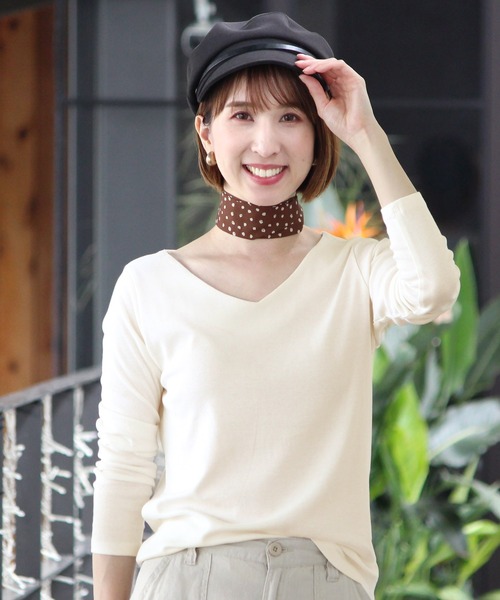 ElegChic(エレグシック)の「コットンVネックシャツ(Tシャツ/カットソー・レディース・チャコールグレー/カーキ/グレイッシュベージュ/ブラック/オフホワイト/ネイビー・M/L)」の11枚目の写真