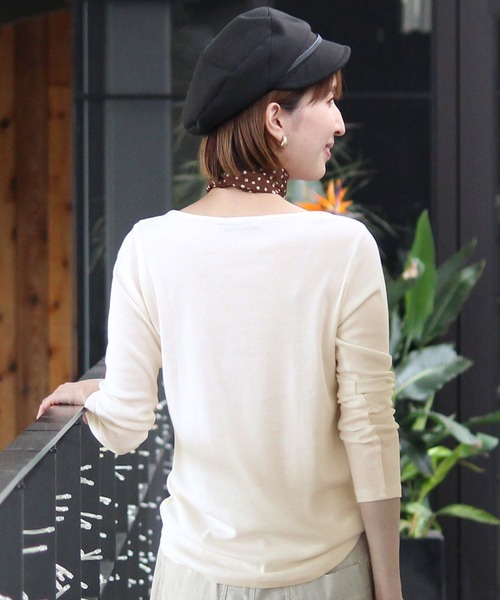 ElegChic(エレグシック)の「コットンVネックシャツ(Tシャツ/カットソー・レディース・チャコールグレー/カーキ/グレイッシュベージュ/ブラック/オフホワイト/ネイビー・M/L)」の8枚目の写真