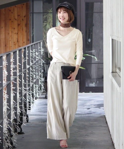 ElegChic(エレグシック)の「コットンVネックシャツ(Tシャツ/カットソー・レディース・チャコールグレー/カーキ/グレイッシュベージュ/ブラック/オフホワイト/ネイビー・M/L)」の19枚目の写真