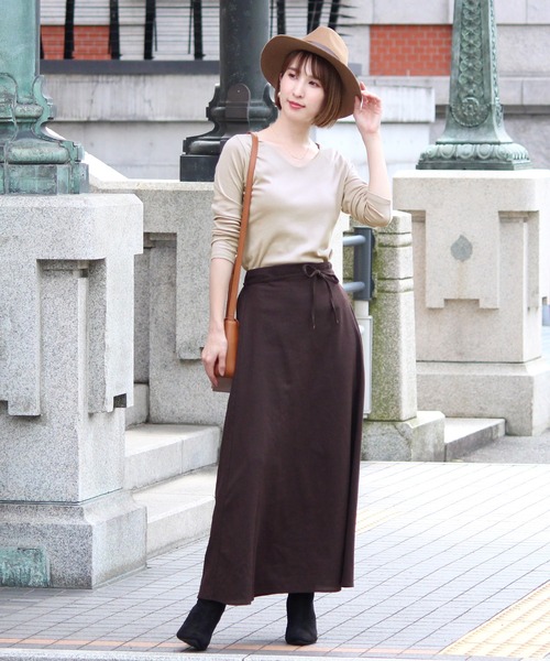 ElegChic(エレグシック)の「コットンVネックシャツ(Tシャツ/カットソー・レディース・チャコールグレー/カーキ/グレイッシュベージュ/ブラック/オフホワイト/ネイビー・M/L)」の17枚目の写真