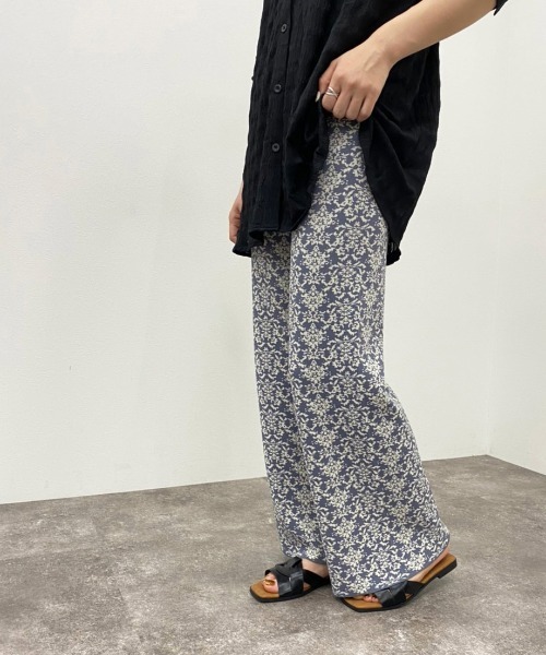 apres jour mignon（アプレジュールミニョン）の「ダマスク柄ニットパンツ 【ZOZOTOWN限定アイテム】（その他パンツ・レディース・ブラック/ライトベージュ/ブルー系その他/カーキ・X-LARGE/MEDIUM/SMALL）」の4枚目の写真