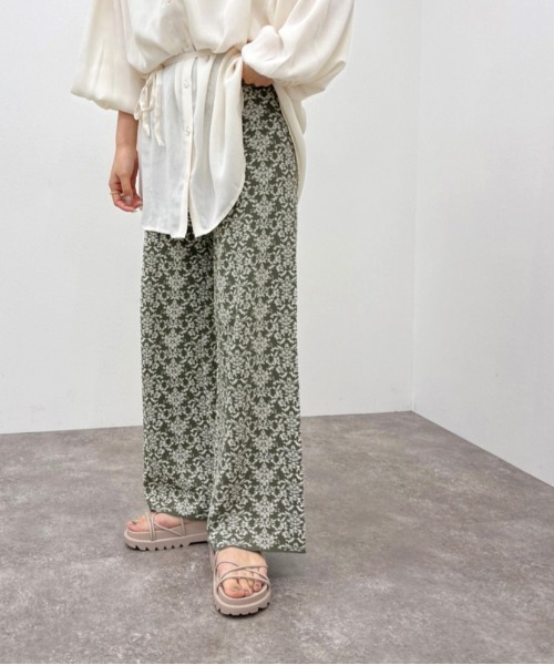 apres jour mignon（アプレジュールミニョン）の「ダマスク柄ニットパンツ 【ZOZOTOWN限定アイテム】（その他パンツ・レディース・ブラック/ライトベージュ/ブルー系その他/カーキ・X-LARGE/MEDIUM/SMALL）」の3枚目の写真