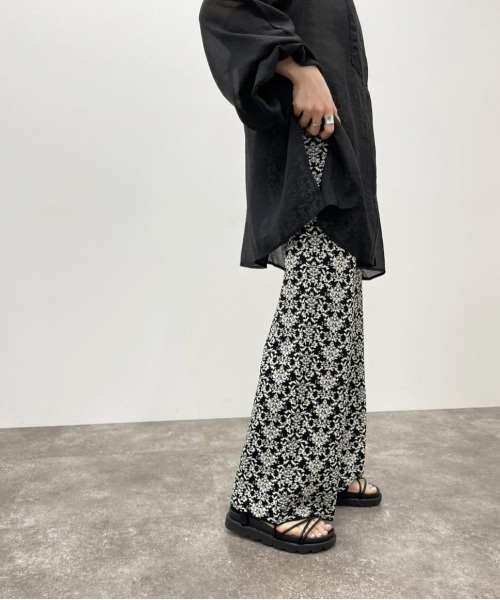 apres jour mignon（アプレジュールミニョン）の「ダマスク柄ニットパンツ 【ZOZOTOWN限定アイテム】（その他パンツ・レディース・ブラック/ライトベージュ/ブルー系その他/カーキ・X-LARGE/MEDIUM/SMALL）」の12枚目の写真