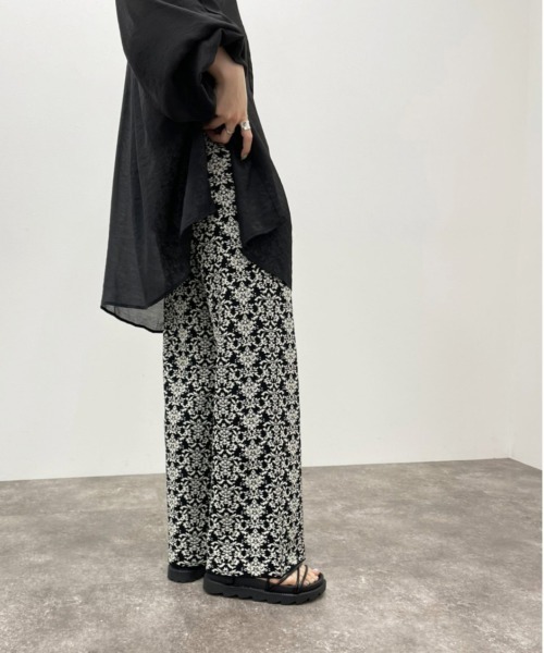 apres jour mignon（アプレジュールミニョン）の「ダマスク柄ニットパンツ 【ZOZOTOWN限定アイテム】（その他パンツ・レディース・ブラック/ライトベージュ/ブルー系その他/カーキ・X-LARGE/MEDIUM/SMALL）」の16枚目の写真