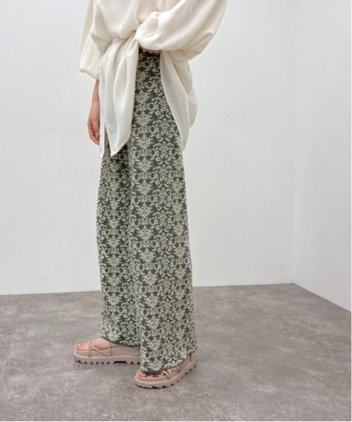 apres jour mignon（アプレジュールミニョン）の「ダマスク柄ニットパンツ 【ZOZOTOWN限定アイテム】（その他パンツ・レディース・ブラック/ライトベージュ/ブルー系その他/カーキ・X-LARGE/MEDIUM/SMALL）」の7枚目の写真