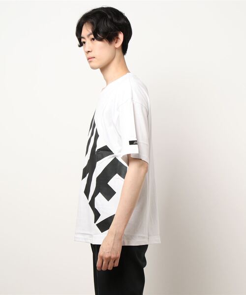 CERCA（チェルカ）の「RM/クルーネックTシャツ（Tシャツ/カットソー・メンズ・ホワイト×ブラック/ブラック×ホワイト/ブラック×グリーン/ホワイト×イエロー・MEDIUM/X-LARGE/LARGE）」の6枚目の写真