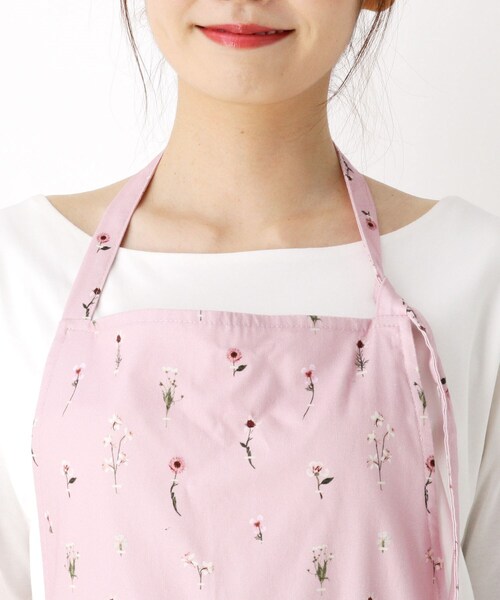 LAURA ASHLEY（ローラアシュレイ）の「【親子ペア】プレスドフラワー柄　エプロン（エプロン・レディース・ピンク系5・00）」の5枚目の写真