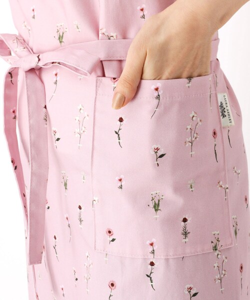 LAURA ASHLEY（ローラアシュレイ）の「【親子ペア】プレスドフラワー柄　エプロン（エプロン・レディース・ピンク系5・00）」の7枚目の写真