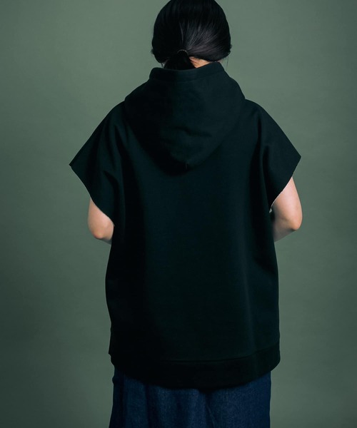 Uiscel(ユイセル)の「Uiscel フィルム裏毛フードベストプルオーバー(パーカー・レディース・ホワイト/ブラック・ONE)」の8枚目の写真