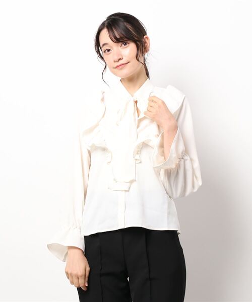 Allamanda(アラマンダ)の「ボウタイフリル/ブラウスA(シャツ/ブラウス・レディース・ベージュ系9/オフホワイト/ホワイト×ブラック/ブラック/ピンクベージュ・M)」の1枚目の写真