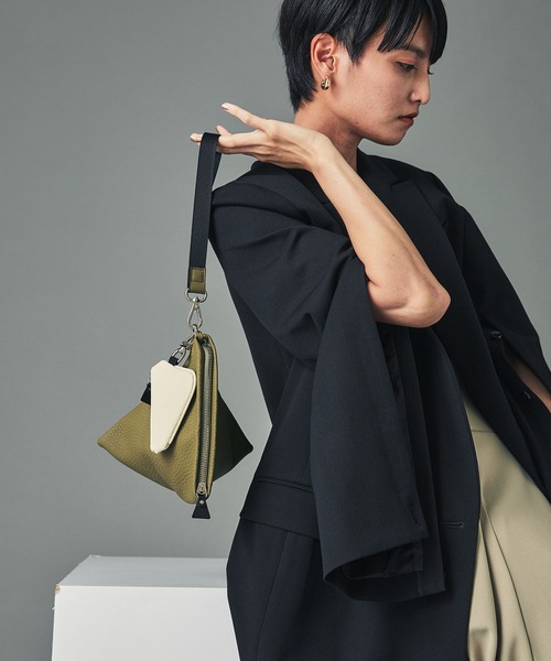 CITY TOKYO（シティトウキョウ）の「本革トライアングルミニバッグ（ショルダーバッグ・レディース・ブラック/カーキ/ホワイト・FREE）」の4枚目の写真