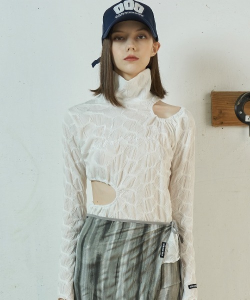 oddoneout(オッドワンアウト)の「A'GEM/9 × .kom『ODD ONE OUT/オッドワンアウト』Circle cutting exmbo top/カッティング ロングTシャツ(Tシャツ/カットソー・レディース・ホワイト/ブラック・FREE)」の2枚目の写真