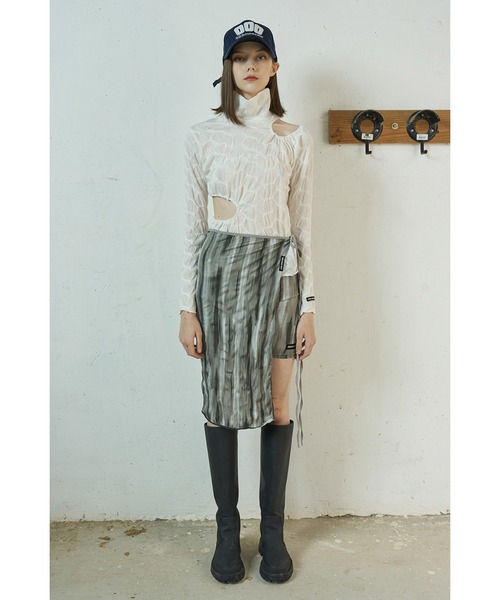 oddoneout(オッドワンアウト)の「A'GEM/9 × .kom『ODD ONE OUT/オッドワンアウト』Circle cutting exmbo top/カッティング ロングTシャツ(Tシャツ/カットソー・レディース・ホワイト/ブラック・FREE)」の6枚目の写真