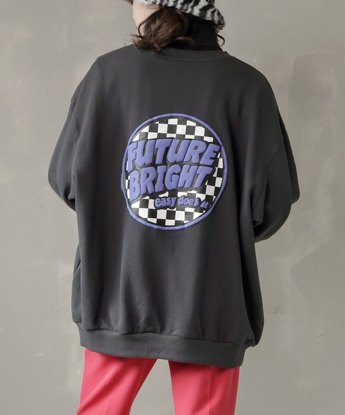 SPINNS（スピンズ）の「【ゆったりシルエット】サークルロゴバックプリントスウェット（スウェット・レディース・ブラック/スミクロ/ダークグリーン/オフホワイト/オートミール・ONESIZE）」の4枚目の写真