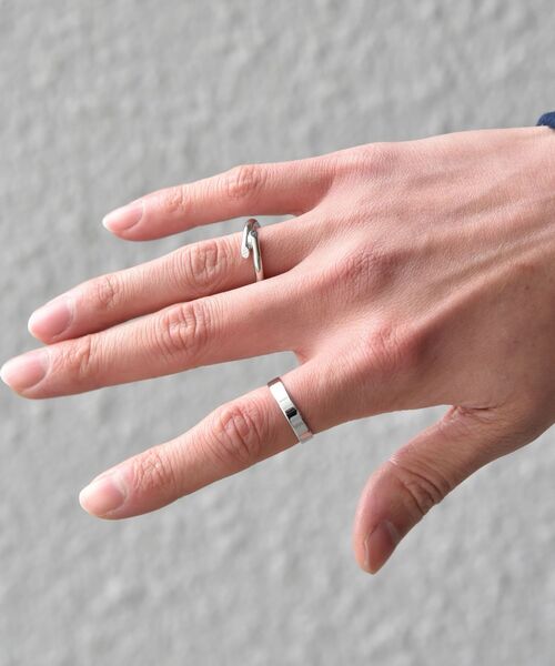 SHIPS（シップス）の「【WEB限定】SHIPS: 〈2点セット〉 デザイン リング（リング・メンズ・オフホワイト/ライトホワイト/ホワイト系/ストーン/ホワイト・ONE SIZE）」の4枚目の写真