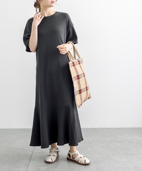 PUAL CE CIN（ピュアルセシン）の「【WEB限定】ペプラムマキシ半袖ワンピース（ワンピース・レディース・チャコールグレー/ブラック/オートミール・FREE）」の3枚目の写真