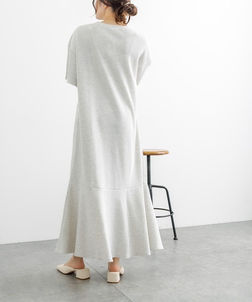 PUAL CE CIN（ピュアルセシン）の「【WEB限定】ペプラムマキシ半袖ワンピース（ワンピース・レディース・チャコールグレー/ブラック/オートミール・FREE）」の5枚目の写真