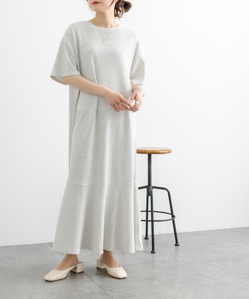 PUAL CE CIN（ピュアルセシン）の「【WEB限定】ペプラムマキシ半袖ワンピース（ワンピース・レディース・チャコールグレー/ブラック/オートミール・FREE）」の4枚目の写真