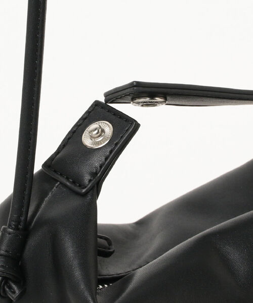 Ray BEAMS(レイビームス)の「RBS / トライアングル ミニ ショルダーバッグ(トートバッグ・レディース・ブラック・ONE SIZE)」の11枚目の写真