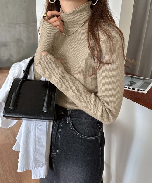 andme(アンドミー)の「無地/ボーダー長袖タートルネック指穴リブニットトップス(ニット/セーター・レディース・ブラック/レッド/オフホワイト/ピンク/ライム/モカ/ホワイト×ブラック/ブルー系その他/オレンジ/ブラウン/カーキオリーブ/ブラック×ホワイト/ベージュ系その他・M/L)」の7枚目の写真