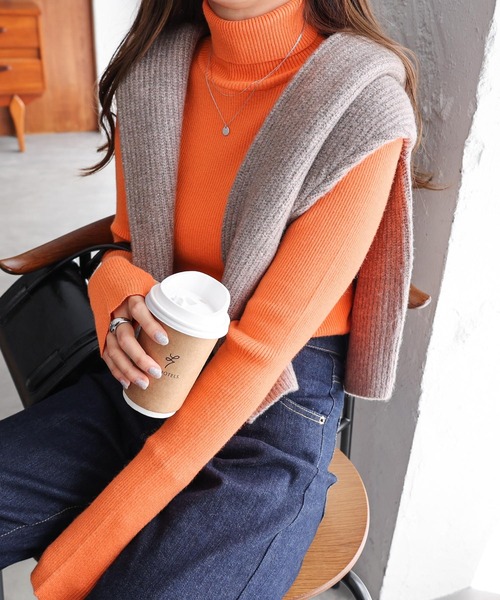 andme(アンドミー)の「無地/ボーダー長袖タートルネック指穴リブニットトップス(ニット/セーター・レディース・ブラック/レッド/オフホワイト/ピンク/ライム/モカ/ホワイト×ブラック/ブルー系その他/オレンジ/ブラウン/カーキオリーブ/ブラック×ホワイト/ベージュ系その他・M/L)」の13枚目の写真