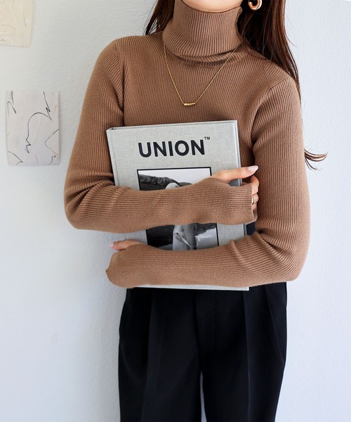 andme(アンドミー)の「無地/ボーダー長袖タートルネック指穴リブニットトップス(ニット/セーター・レディース・ブラック/レッド/オフホワイト/ピンク/ライム/モカ/ホワイト×ブラック/ブルー系その他/オレンジ/ブラウン/カーキオリーブ/ブラック×ホワイト/ベージュ系その他・M/L)」の6枚目の写真