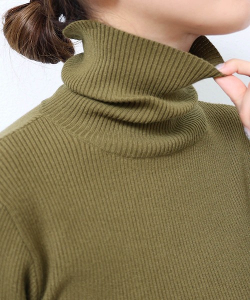 andme(アンドミー)の「無地/ボーダー長袖タートルネック指穴リブニットトップス(ニット/セーター・レディース・ブラック/レッド/オフホワイト/ピンク/ライム/モカ/ホワイト×ブラック/ブルー系その他/オレンジ/ブラウン/カーキオリーブ/ブラック×ホワイト/ベージュ系その他・M/L)」の21枚目の写真