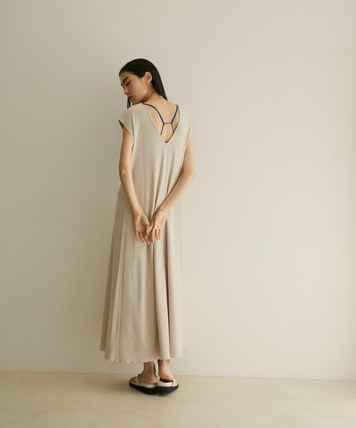 SALON adam et rope'(サロン アダム エ ロペ)の「バックデザインストレッチテレコキャミソール(キャミソール・レディース・ブラック/ベージュ/ブルー・FREE)」の11枚目の写真