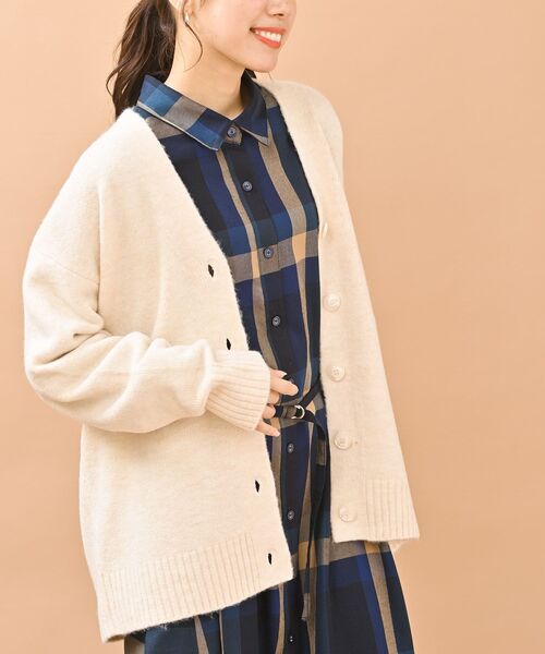 rps(アールピーエス)の「Vネックニットカーディガン(カーディガン/ボレロ・レディース・ブラック/オートミール/ベージュ/ラベンダー・M)」の4枚目の写真